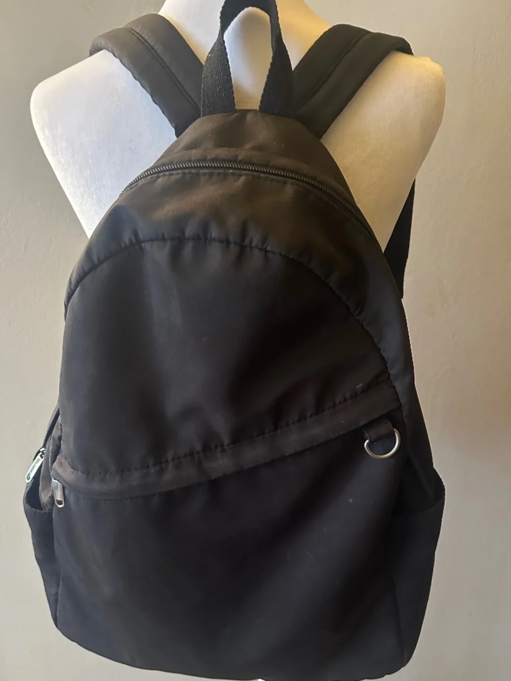 Sturdy roomy lined heavyweightnnylon black backpack w/pockets